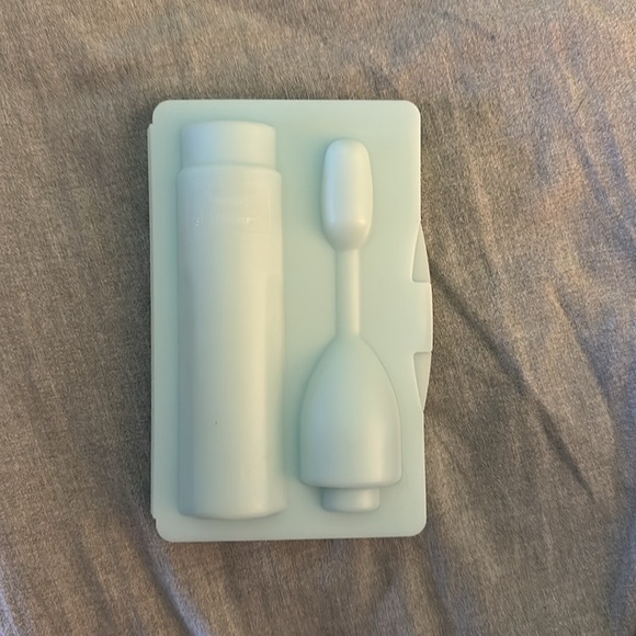 Philips Sonicare charger, two brush stand, and two travel containers. - Picture 3 of 10